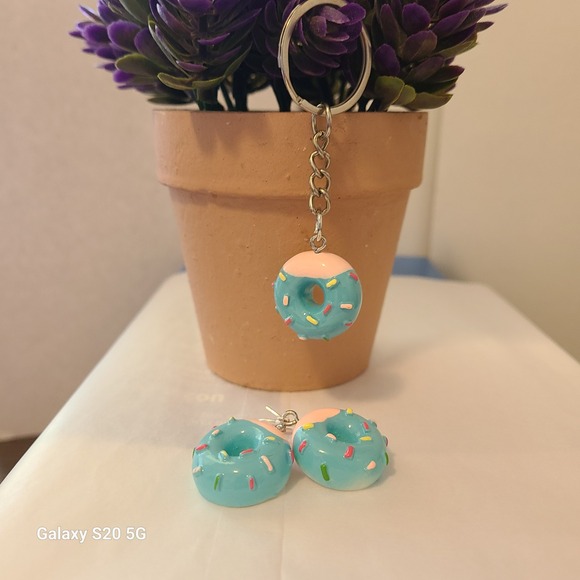 Donut‎ Earrings & Keychain Set, Blue Pink Sprinkles, Fun Quirky Kawaii Jewelry - Picture 5 of 6